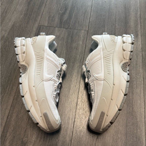 Nike Zoom Vomero Roam Shoes Summit White Light Bone HV5951-100 Men's Size 8.5 - Picture 1 of 7